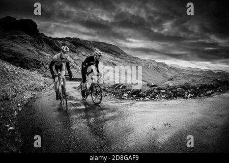 Due piloti che arrampicano Hardknott Pass nella Fred Whitton Challenge, English Lake District, UK. Foto Stock