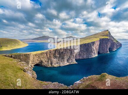 Lago Sorvagsvatn oltre oceano nelle isole Faerøer Foto Stock