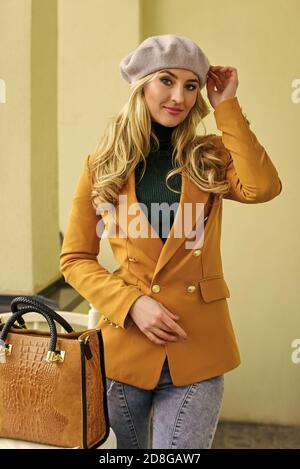 La qualità non esce mai dallo stile. Elegante giacca da donna e berretto. Elegante signora parigina. Bellezza della moda. Abito femminile autunnale. Abbigliamento per la stagione autunnale. Acquista abbigliamento vintage. Abbigliamento per la primavera. Foto Stock