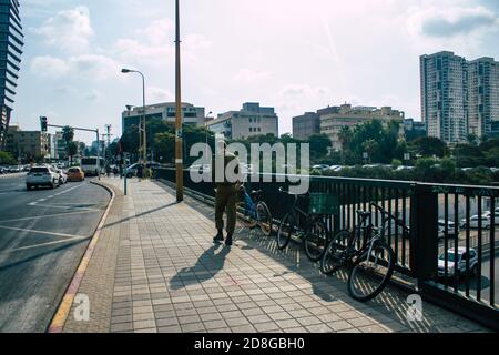 Tel Aviv Israele 28 ottobre 2020 Vista di persone israeliane non identificate che camminano per le strade durante l'epidemia di Coronavirus e il blocco per enforc Foto Stock