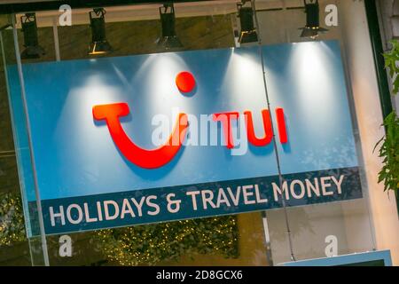 TUI Group, cartello di denaro per vacanze e viaggi, logo del negozio, livrea sulla facciata a Preston UK Foto Stock