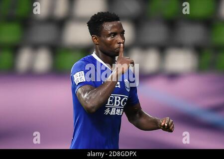 Il calciatore congolese Oscar Maritu o Oscar di Shijiazhuang Ever Bright F.C. festeggia dopo aver segnato un gol durante l'ottava partita del 2020 Foto Stock