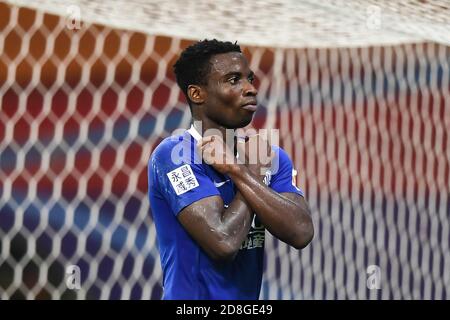 Il calciatore congolese Oscar Maritu o Oscar di Shijiazhuang Ever Bright F.C. festeggia dopo aver segnato un gol durante l'ottava partita del 2020 Foto Stock