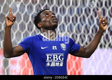 Il calciatore congolese Oscar Maritu o Oscar di Shijiazhuang Ever Bright F.C. festeggia dopo aver segnato un gol durante l'ottava partita del 2020 Foto Stock