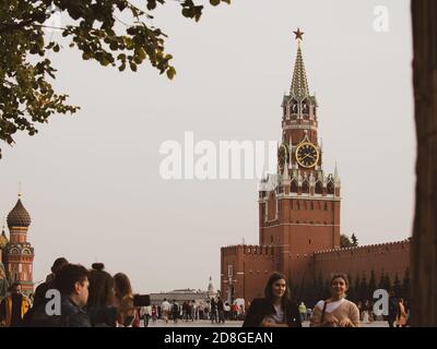 MOSCA, RUSSIA - 10.30.2020: Vista della Torre Spasskaya sulla piazza rossa Foto Stock