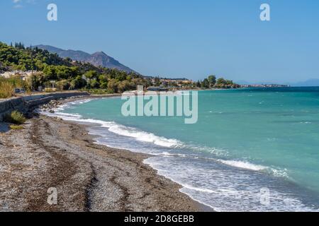 Bei villaggi di mare lungo la costa settentrionale della penisola del Peloponneso, Grecia Foto Stock