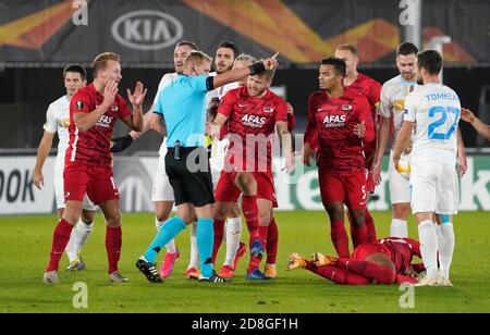 AZ Stadion Alkmaar, Paesi Bassi. 29 Ott 2020. Protesta di Dani de wit di AZ e Albert Gudmundsson con l'arbitro Sergei Ivanov durante la UEFA Europa League 2020/2021 fase di gruppo tra AZ Alkmaar vs HNK Rijeka il 29 ottobre. 2020 in AZ Stadion Alkmaar, Olanda Credit: SCS/Soenar Chamid/AFLO/Alamy Live News Foto Stock