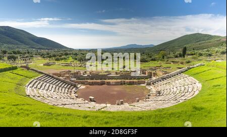 Rovine del teatro nel sito archeologico dell'antica Messene, Peloponneso, Grecia. Una delle città antiche meglio conservate in Grecia con visibile r Foto Stock