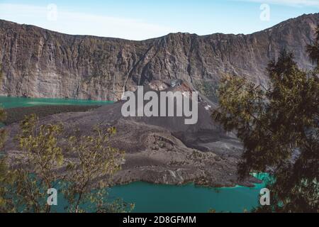 Splendida vista sul Monte Gunung Rinjani, Lombok Indonesia. Messa a fuoco morbida grazie alla lunga esposizione. Foto Stock