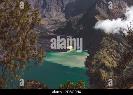 Splendida vista sul Monte Gunung Rinjani, Lombok Indonesia. Messa a fuoco morbida grazie alla lunga esposizione. Foto Stock