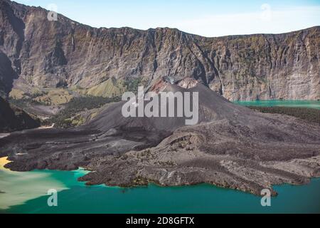 Splendida vista sul Monte Gunung Rinjani, Lombok Indonesia. Messa a fuoco morbida grazie alla lunga esposizione. Foto Stock