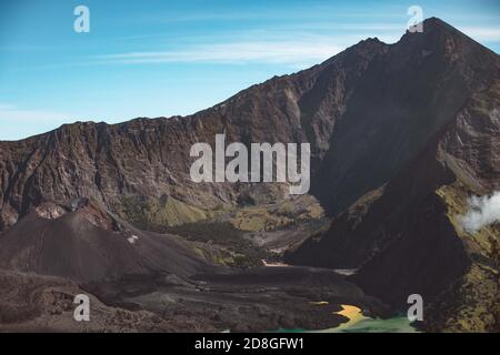 Splendida vista sul Monte Gunung Rinjani, Lombok Indonesia. Messa a fuoco morbida grazie alla lunga esposizione. Foto Stock