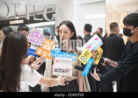 L'attrice cinese Tong Yao partecipa alla cerimonia di apertura di un nuovo negozio di articoli di lusso e di alta moda Bottega Veneta a SKP Pechino, Cina, 2 settembre Foto Stock