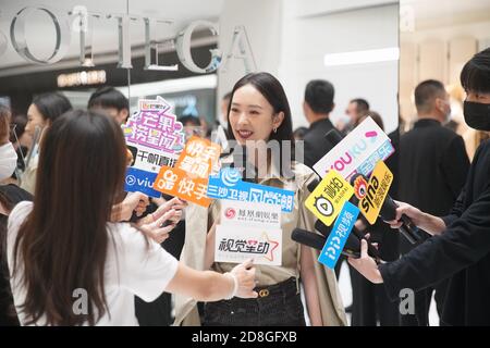 L'attrice cinese Tong Yao partecipa alla cerimonia di apertura di un nuovo negozio di articoli di lusso e di alta moda Bottega Veneta a SKP Pechino, Cina, 2 settembre Foto Stock