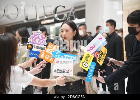 L'attrice cinese Tong Yao partecipa alla cerimonia di apertura di un nuovo negozio di articoli di lusso e di alta moda Bottega Veneta a SKP Pechino, Cina, 2 settembre Foto Stock