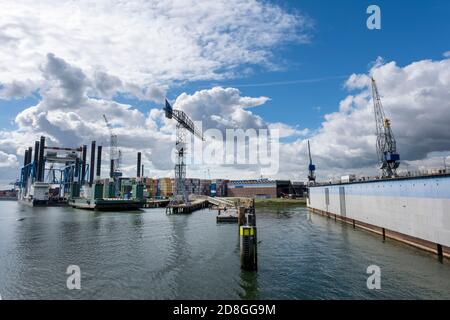 Nave vuota che galleggia asciutto molo nel porto di Rotterdam mare. Foto Stock