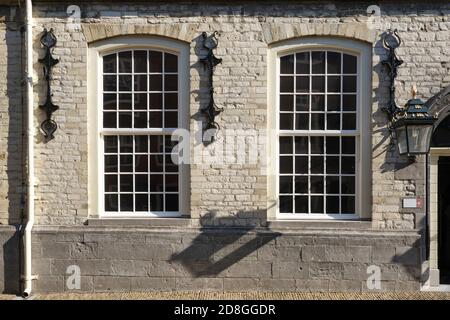 Old Brick Wall con diverse finestre mediavali. Foto Stock