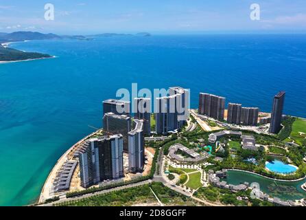 Vista aerea della Baia di Riyue, o Sun and Moon Bay, un popolare sito di surf per turisti ed eventi nella città di Wanning, provincia Hainan della Cina meridionale, 24 Septe Foto Stock