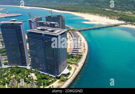 Vista aerea della Baia di Riyue, o Sun and Moon Bay, un popolare sito di surf per turisti ed eventi nella città di Wanning, provincia Hainan della Cina meridionale, 24 Septe Foto Stock