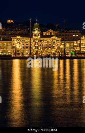 Nihgtscape of Unity of Italy Piazza di Trieste in Italia In Europa Foto Stock