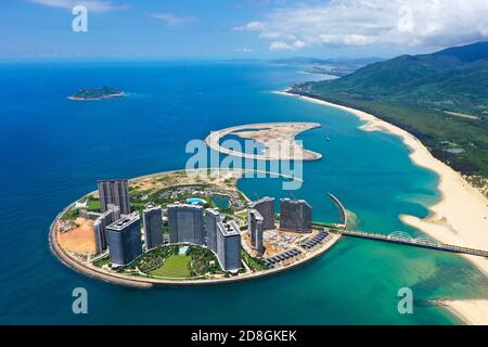 Vista aerea della Baia di Riyue, o Sun and Moon Bay, un popolare sito di surf per turisti ed eventi nella città di Wanning, provincia Hainan della Cina meridionale, 24 Septe Foto Stock