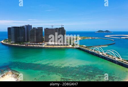 Vista aerea della Baia di Riyue, o Sun and Moon Bay, un popolare sito di surf per turisti ed eventi nella città di Wanning, provincia Hainan della Cina meridionale, 24 Septe Foto Stock