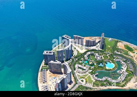 Vista aerea della Baia di Riyue, o Sun and Moon Bay, un popolare sito di surf per turisti ed eventi nella città di Wanning, provincia Hainan della Cina meridionale, 24 Septe Foto Stock