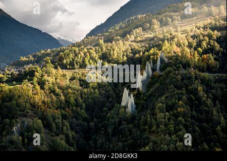 piramidi di terra di Euseigne in colori autunnali Foto Stock