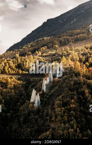 piramidi di terra di Euseigne in colori autunnali Foto Stock