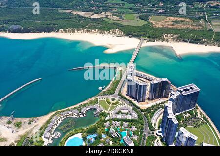 Vista aerea della Baia di Riyue, o Sun and Moon Bay, un popolare sito di surf per turisti ed eventi nella città di Wanning, provincia Hainan della Cina meridionale, 24 Septe Foto Stock