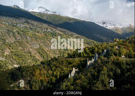 piramidi di terra di Euseigne con St-Martin sullo sfondo in Val d'Herens Foto Stock