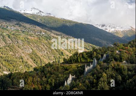 piramidi di terra di Euseigne con St-Martin sullo sfondo in Val d'Herens Foto Stock