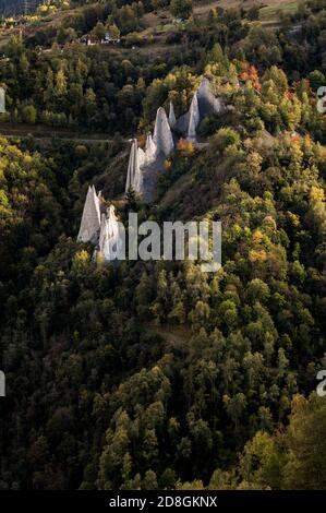 piramidi di terra di Euseigne in colori autunnali Foto Stock