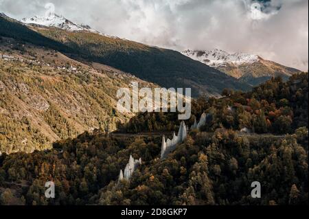 piramidi di terra di Euseigne con St-Martin sullo sfondo in Val d'Herens Foto Stock