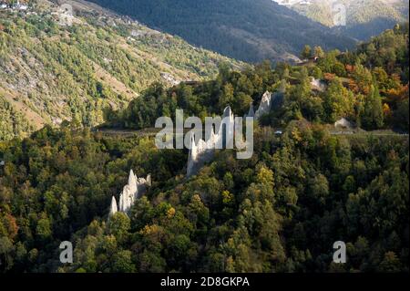 piramidi di terra di Euseigne con St-Martin sullo sfondo in Val d'Herens Foto Stock