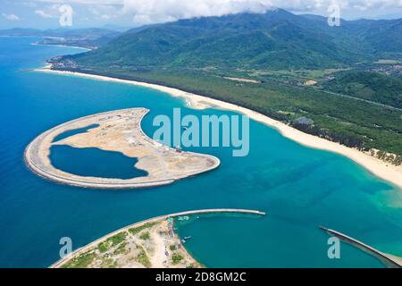 Vista aerea della Baia di Riyue, o Sun and Moon Bay, un popolare sito di surf per turisti ed eventi nella città di Wanning, provincia Hainan della Cina meridionale, 24 Septe Foto Stock