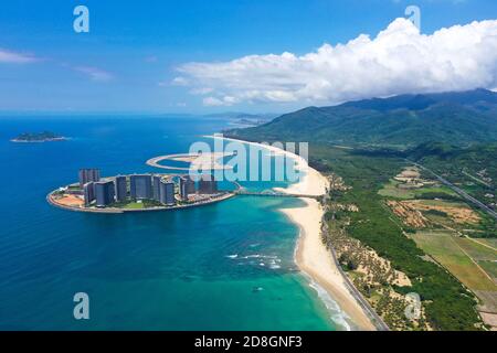 Vista aerea della Baia di Riyue, o Sun and Moon Bay, un popolare sito di surf per turisti ed eventi nella città di Wanning, provincia Hainan della Cina meridionale, 24 Septe Foto Stock