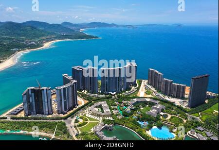 Vista aerea della Baia di Riyue, o Sun and Moon Bay, un popolare sito di surf per turisti ed eventi nella città di Wanning, provincia Hainan della Cina meridionale, 24 Septe Foto Stock