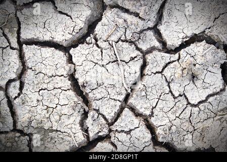 Closeup di suolo asciutto. Consistenza incrinata del terreno. Terreno in siccità, consistenza del terreno e fango secco, terreno asciutto. Foto Stock