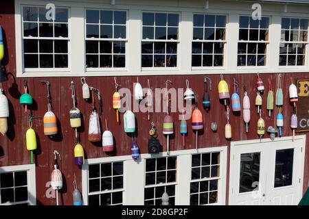 Lobster Pot Floats sul lato del Pound di Stewman's Lobster Ristorante a Bar Harbor USA Foto Stock