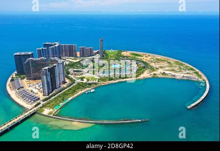 Vista aerea della Baia di Riyue, o Sun and Moon Bay, un popolare sito di surf per turisti ed eventi nella città di Wanning, provincia Hainan della Cina meridionale, 24 Septe Foto Stock