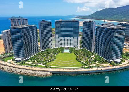 Vista aerea della Baia di Riyue, o Sun and Moon Bay, un popolare sito di surf per turisti ed eventi nella città di Wanning, provincia Hainan della Cina meridionale, 24 Septe Foto Stock