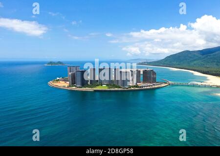 Vista aerea della Baia di Riyue, o Sun and Moon Bay, un popolare sito di surf per turisti ed eventi nella città di Wanning, provincia Hainan della Cina meridionale, 24 Septe Foto Stock