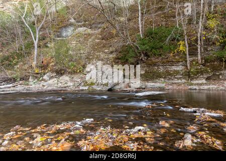 Root River in autunno - un nido di fiume panoramico su una scogliera. Foto Stock