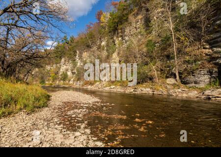 Root River in autunno - un fiume panoramico vicino a una scogliera. Foto Stock