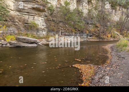 Root River in autunno - un fiume panoramico vicino a una scogliera. Foto Stock