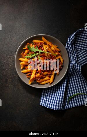 Penne di pasta su superficie scura Foto Stock