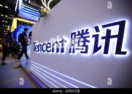 In questa foto non localizzata, il logo di Tencent, holding multinazionale cinese di conglomerati tecnologici, è visto il suo stand durante una mostra, Foto Stock