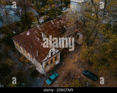 Antico palazzo abbandonato infestato da fantasmi, vista aerea. Ex casa mercant Gardenin, Voronezh Foto Stock