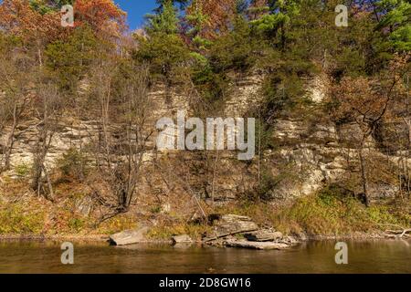 Root River in autunno - un fiume panoramico vicino a una scogliera. Foto Stock